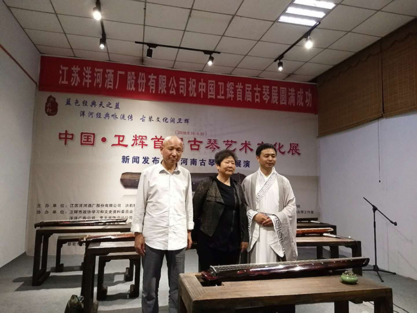 新乡市古筝学会名誉会长李和平、秘书长金建枝与河南省古筝研究会会长罗苏理到会祝贺